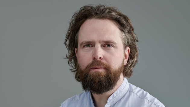 Mit Mut den Status Quo herausfordern - Benjamin Minack ist Gründer und Geschäftsführer der inhabergeführten Agentur Ressourcenmangel – Quelle: Ressourcenmangel